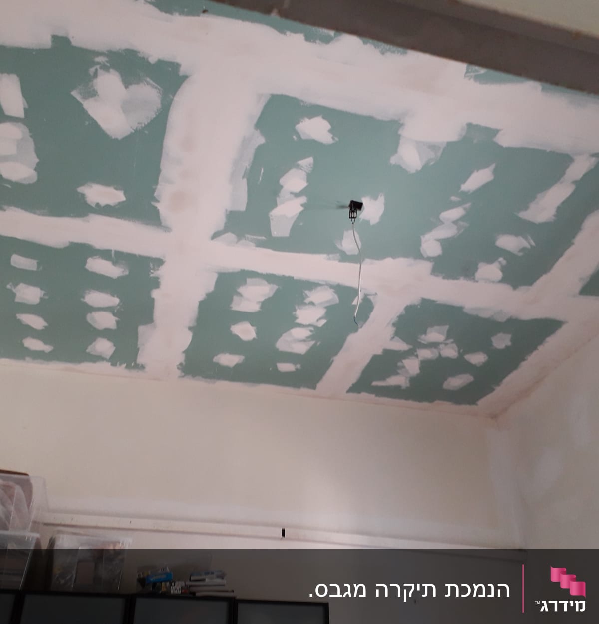 תקרת גבס עם חיבורים מטויחים בתהליך עבודה